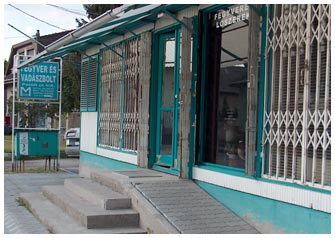 A bolt kívülről A bolt kívülről